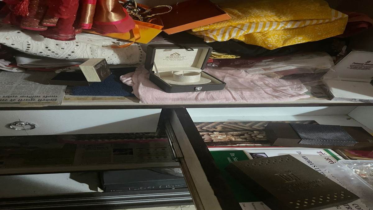 शमसाबाद रोड पर अपार्टमेंट में घुसकर चोरों ने इत्मीनान से सामान पार किया है।