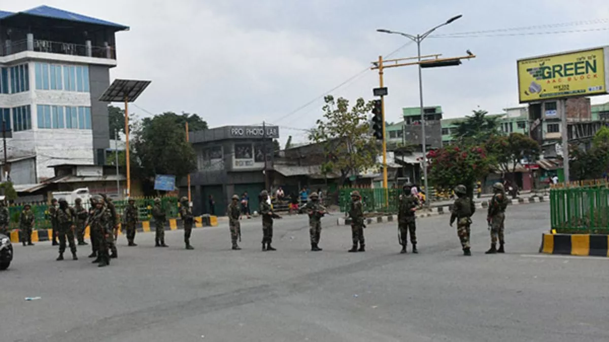 Manipur Violence: भीड़ ने सुरक्षा कैंप से हथियार लूटने की कोशिश की, फायरिंग में एक की मौत; एक जवान को लगी गोली