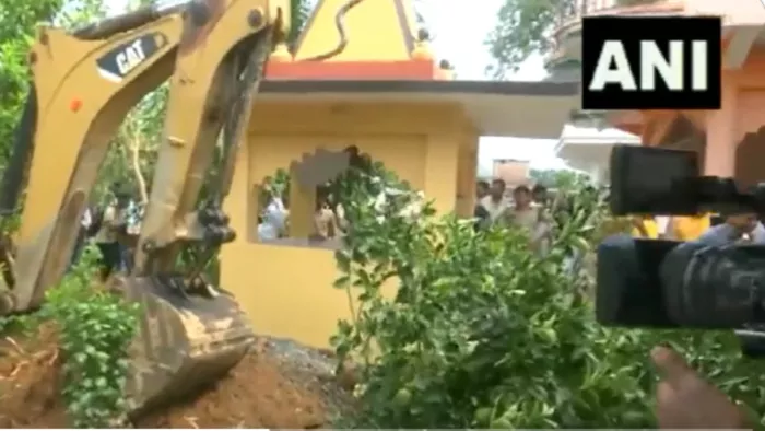 पेशाब कांड के मुख्य आरोपी प्रवेश शुक्ला के घर पर चला बुलडोजर
