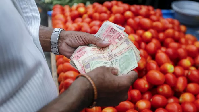 Tomato Price Today: टमाटर पर महंगाई की मार, रिटेल में दाम पहुंचे 120 रुपये प्रति किलो के पार