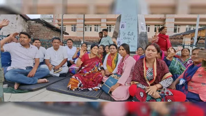 वनंतरा हत्याकांड मामले में न्याय दिलाने के लिए कांग्रेसियों ने कलक्ट्रेट के बाहर दिया धरना