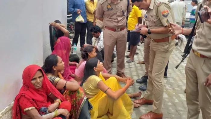 हाथरस सत्संग हादसे के बाद पूछताछ करती पुलिस। जागरण