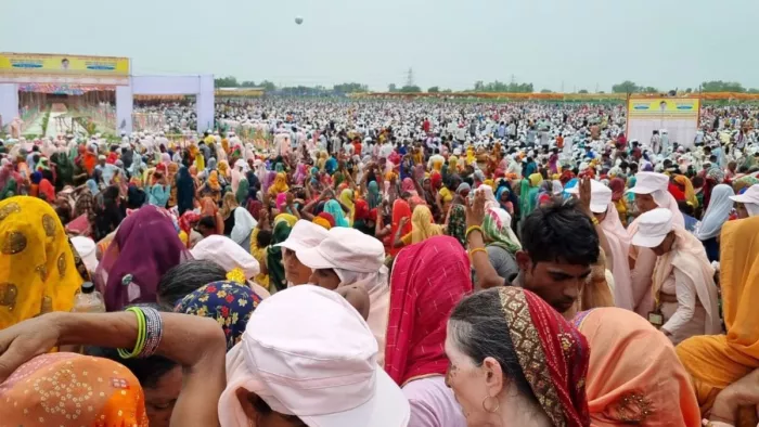 दो जुलाई को साकार विश्व हरि के सत्संग में उमड़ी लाखों लोगों की भीड़। जागरण