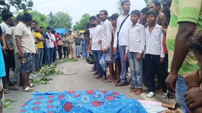 घटनास्थल स्थित सड़क पर ढका शव एवं मौजूद स्थानीय लोग (फोटो- जागरण)