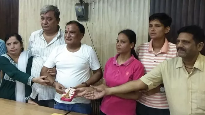 शाहगंज सत्तो लाला फूड कोर्ट में पर्स लौटाने वाले घनश्याम का सम्मान हुआ। जागरण