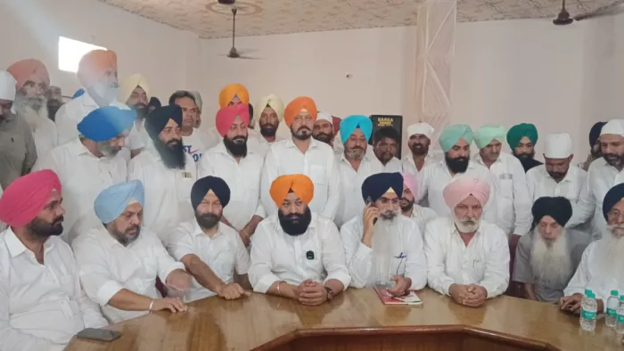 दरबार साहिब में आयोजित बैठक में अकाली दल के नेता (जागरण फोटो)