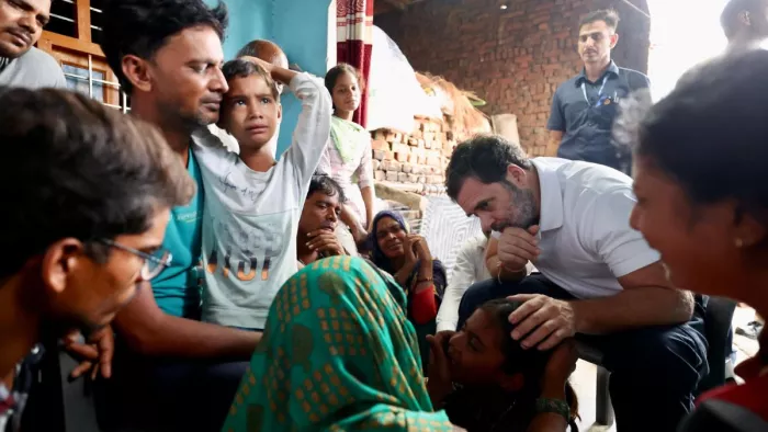 हाथरस हादसे में जान गंवाने वाले लोगों के परिजनों से मिलते राहुल गांधी।- सोशल मीडिया