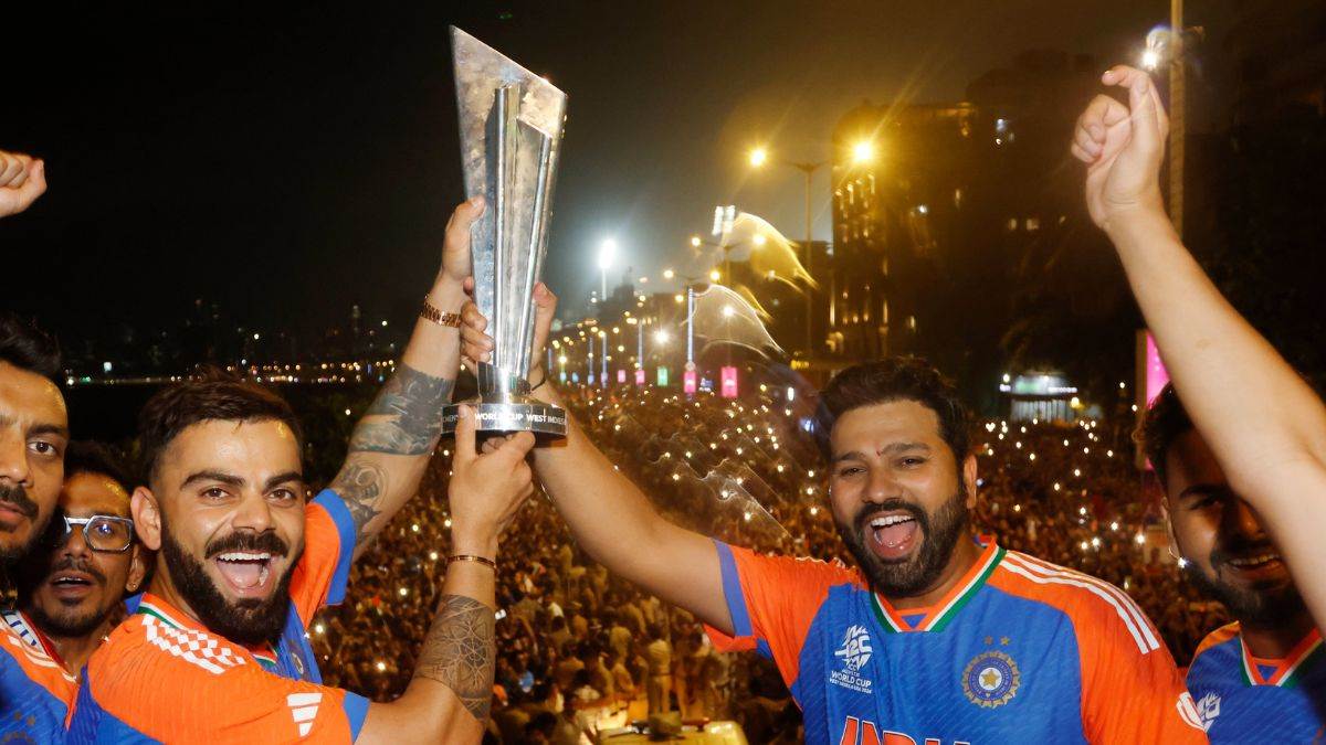 https://www.jagranimages.com/images/newimg/05072024/05_07_2024-rohit_kohli_victory_parade_23752663.jpg
