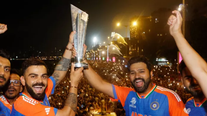विक्ट्री परेड के दौरान रोहित शर्मा और विराट कोहली। फोटो- BCCI