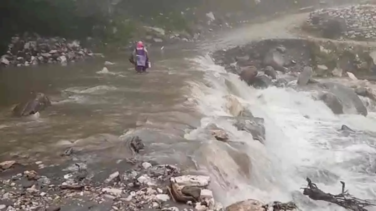 हिमखंड पिघलने से Uttarkashi में उफनाया नाला, दिल्‍ली दो कांवड़ यात्री बहे, फंंसे 40 पर्यटकों में से आठ को निकाला