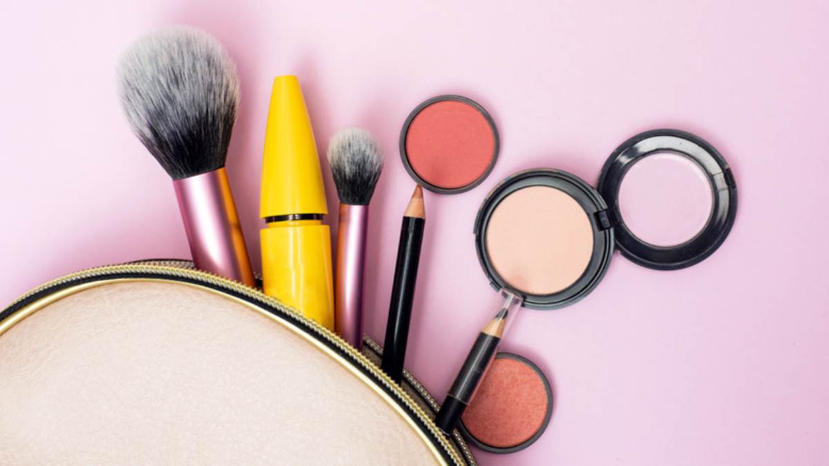 मानसून में ये वाटरप्रूफ Makeup Products आपके लिए हैं काम के! रिमझिम बारिश में भी नहीं कम होगी चेहरे की चमक