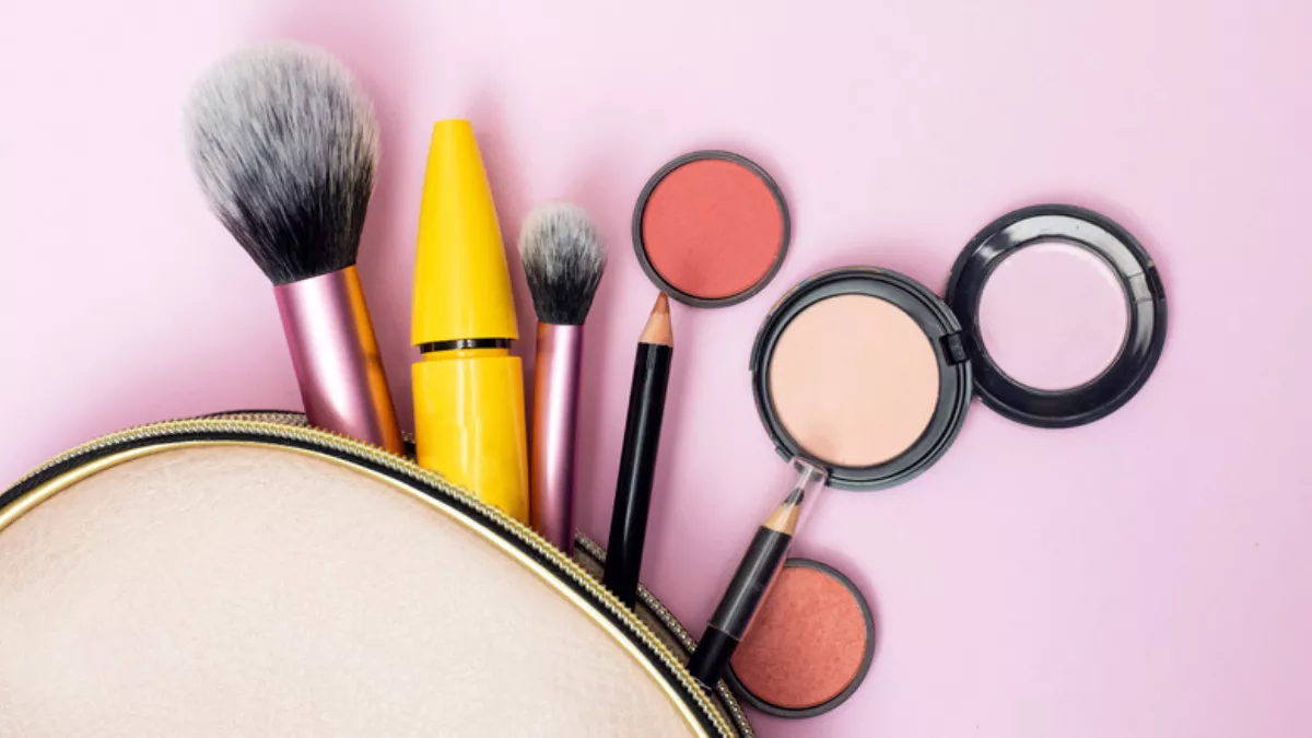 मानसून में ये वाटरप्रूफ Makeup Products आपके लिए हैं काम के! रिमझिम बारिश में भी नहीं कम होगी चेहरे की चमक