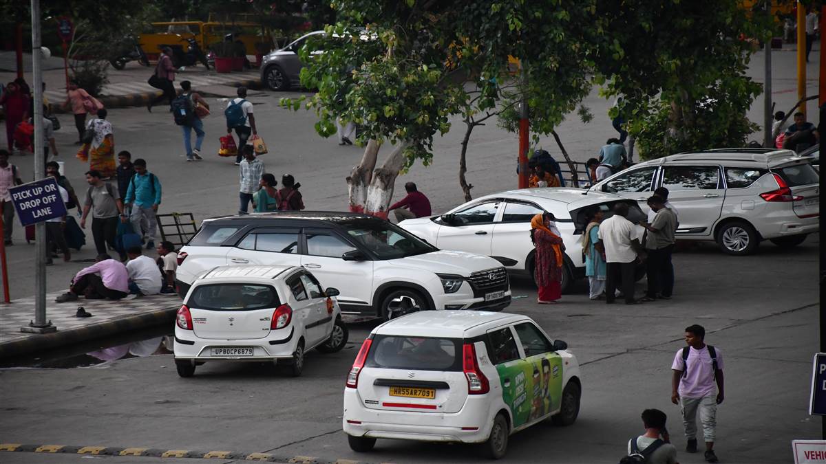 ncr anand vihar confusing parking at new delhi city railway station