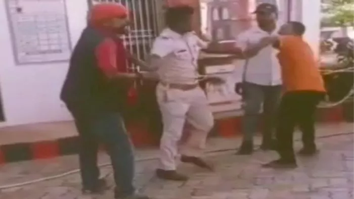 सीतामढ़ी के पुलिसकर्मी की पिटाई के वायरल वीडियो से ली गई तस्वीर।