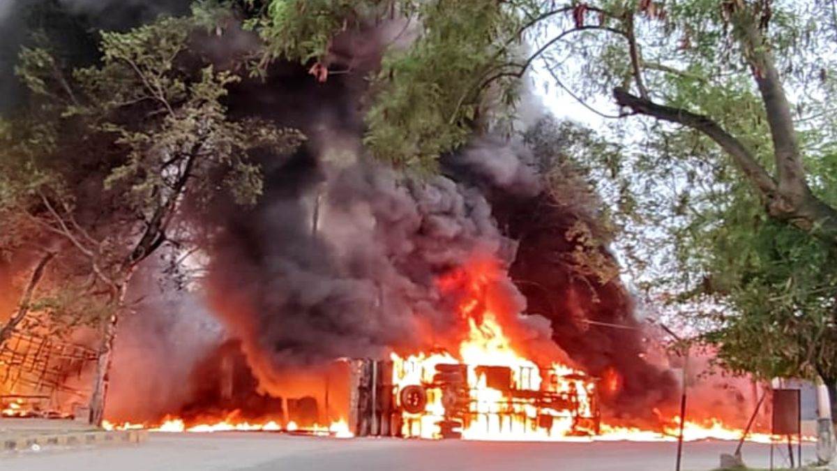 https://www.jagranimages.com/images/newimg/05072025/05_07_2025-amroha_fire_newsm_23975791.jpg
