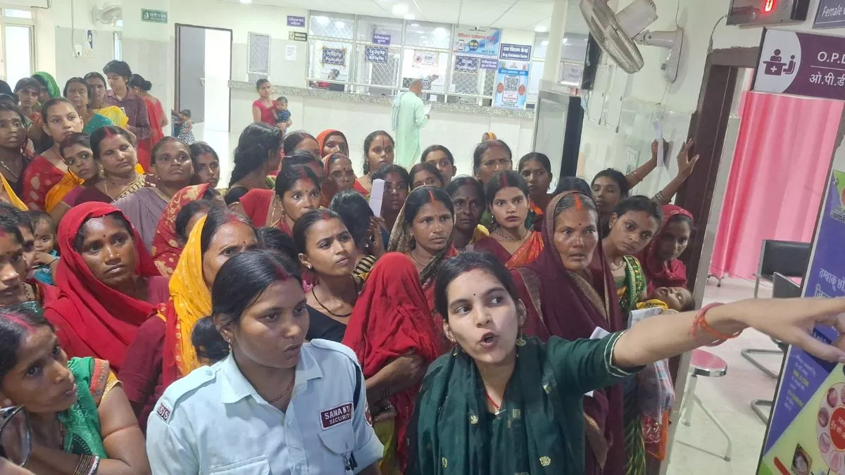 Banka News: सदर अस्पताल में इलाज के लिए घंटों इंतजार करते रहे मरीज, पूछते रहे कब आएंगे डॉक्टर