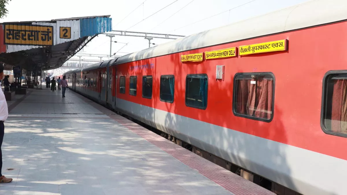 Bihar News: कैपिटल एक्सप्रेस के बाद अब वैशाली एक्सप्रेस में चोरी, स्प्रे छिड़क दो लाख से अधिक की लूट