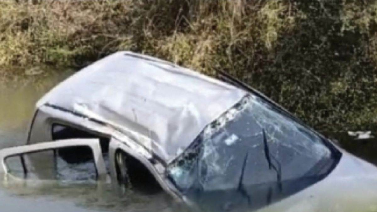 car fell into the drain four youths were pulled out one is missing