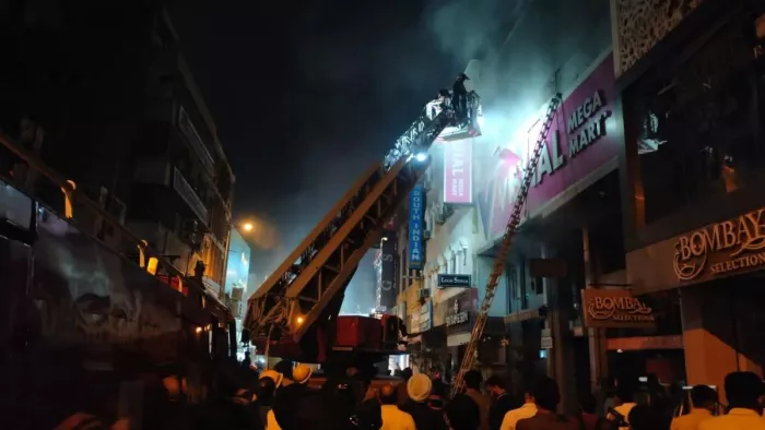 विशाल मेगा मार्ट की तरह मेरठ के माल में आग लगी तो स्थिति होगी भयावह