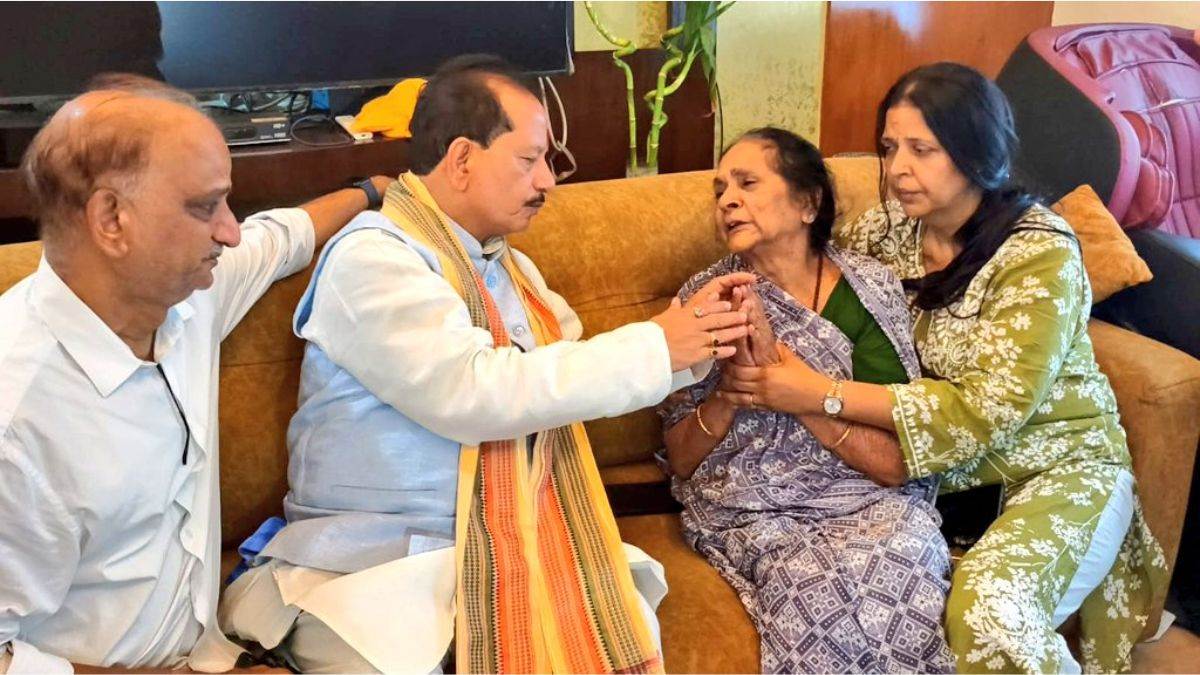 deputy cm vijay sinha met the family members of gopal khemka
