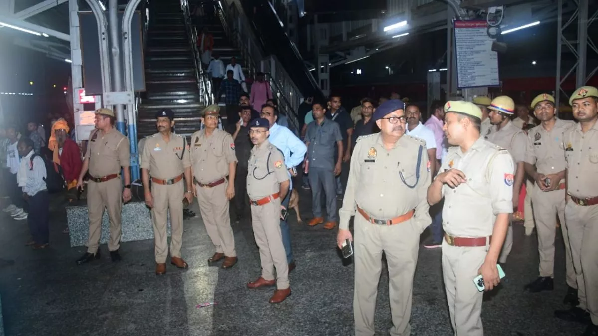 Jhansi News: छत्तीसगढ़ सम्पर्क क्रान्ति एक्सप्रेस में बम की सूचना से हड़कम्प, झांसी स्टेशन पर खाली कराई पूरी ट्रेन