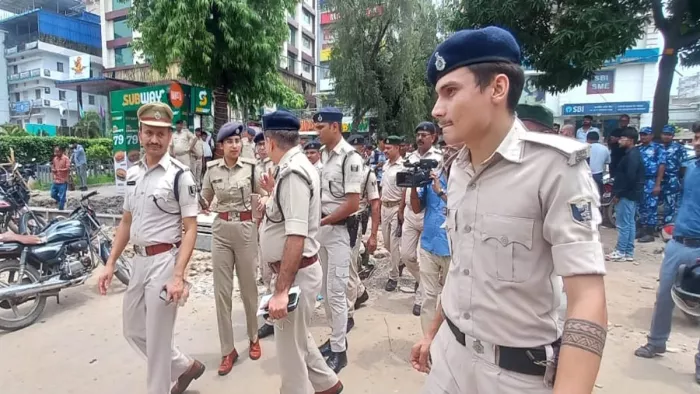 घटना के बाद जांच करने पहुंचे पुलिस जवान। जागरण।