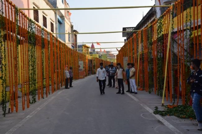 दुल्हन की तरह सजा अयोध्या का प्रवेश द्वार -