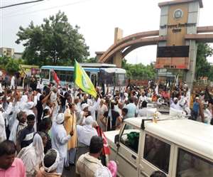 एमडीयू में इनसो का स्थापना दिवस मनाया जा रहा है और आंदोलनकारी अजय चौटाला का विरोध करने पहुंचे हैं