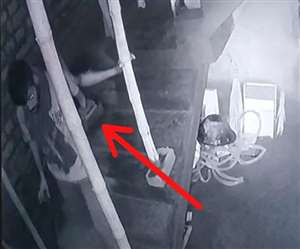 घरवाले उठ गए जिस कारण टेबल पर रख एक समान को वह छत के सहारे ले भागा। (प्रतीकात्&zwj;मक तस्&zwj;वीर)