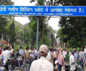 कर्मचारियों का कहना है कि वेतन नहीं मिलने से वे परेशान हैं।