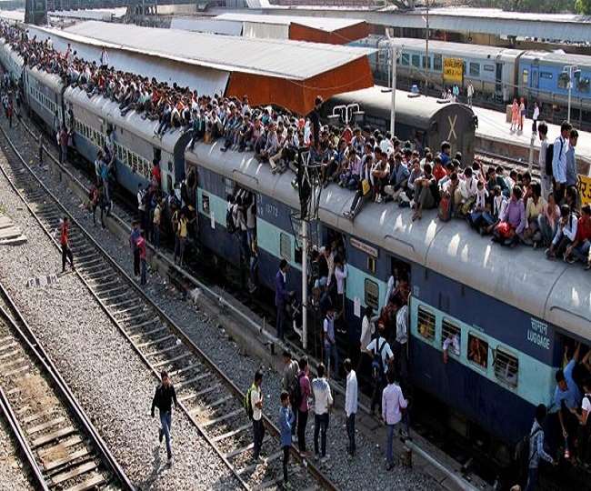 Indian railways जिन ट्रेनों को कैंसिल करता है, उनकी जानकारी यात्रियों को दी जाती है।
