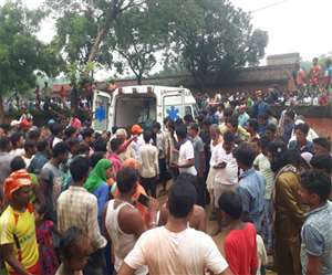 करमाटांड़-कुरूवा के मुख्य सड़क पर सड़क दुर्घटना में तीन लोग गंभीर रूप से घायल हो गए। (प्रतीकात्&zwj;मक तस्&zwj;वीर)