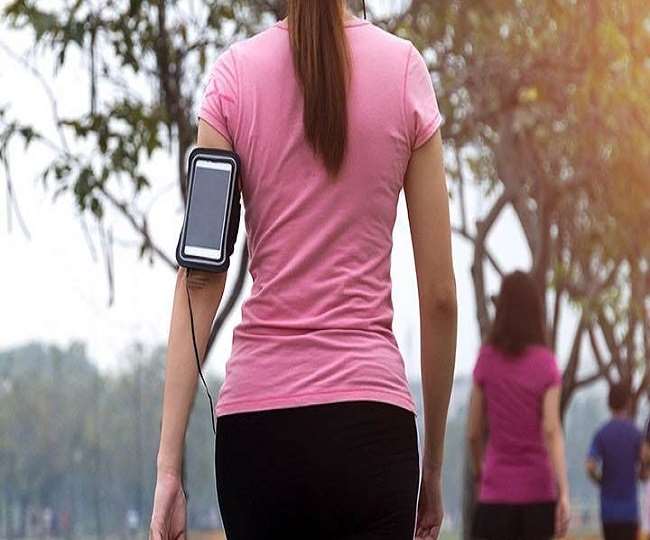 Mobile Side effects During Walk वॉक के दौरान मोबाइल का इस्तेमाल कहीं