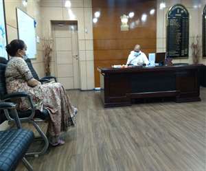 झरिया विधायक पूर्णिमा नीरज सिंह ने उपायुक्त संदीप कुमार से मुलाकात की। (प्रतीकात्&zwj;मक तस्&zwj;वीर)