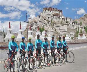 मनाली से लेह तक की यात्रा पर निकले लोग।