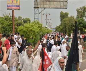 रोहतक में इनसो के स्थापना दिवस कार्यक्रम के दौरान काले झंडे लेकर पहुंचे किसान।