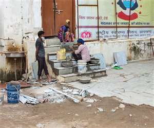 रांची के सदर अस्&zwj;पताल में हो रहा सीढ़ियां का निर्माण। जागरण