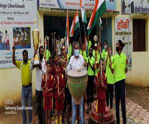 टीम की जीत पर खुशी मनाते लोग। जागरण