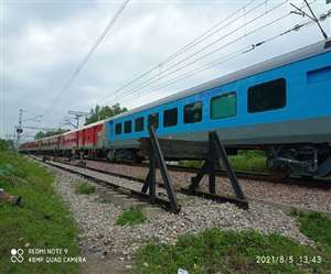 इलेक्ट्रिक फाल्ट के कारण आउटर पर रुकी रही शताब्दी एक्सप्रेस।