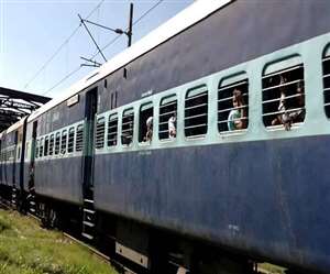 देहरादून से हल्द्वानी के बीच ट्रेन से सफर करने वाले यात्रियों को हो रही परेशानी।