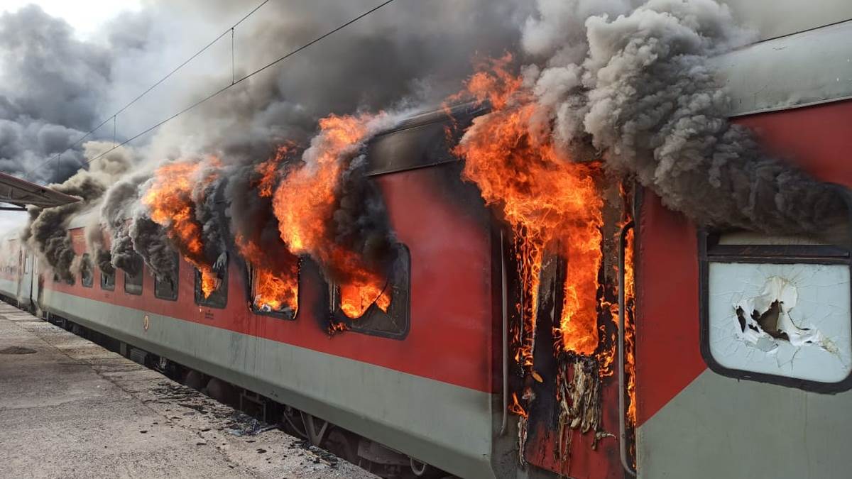 अग्निपथ योजना के विरोध में लखीसराय में 17 जून को विक्रमशिला व जनसेवा एक्सप्रेस ट्रेन में लगाई गई थी आग।