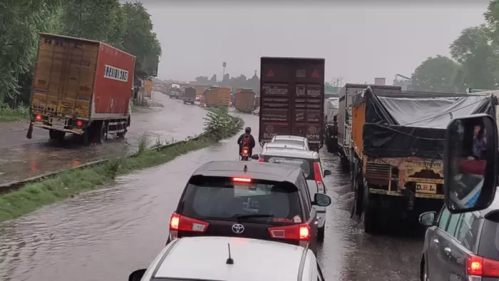 Delhi-NCR WaterLogging: साइबर सिटी में वर्षा के बाद दिल्ली जयपुर हाईवे पर लगा लंबा जाम।