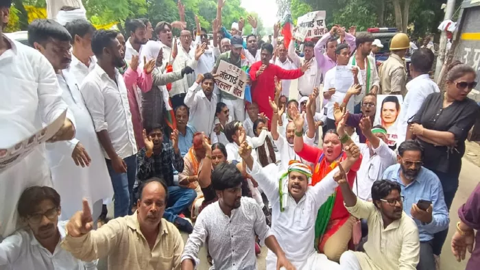 Congress Protest In UP : उत्तर प्रदेश में भी कांग्रेसी सड़कों पर उतरे