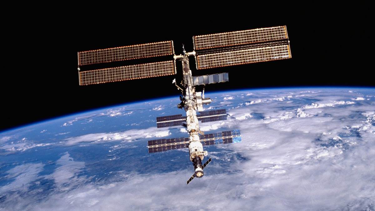 ISS के सभी क्रू मैंबर्स एक ट्रेनिंग के तहत अहम कामों में जुटे हैं।