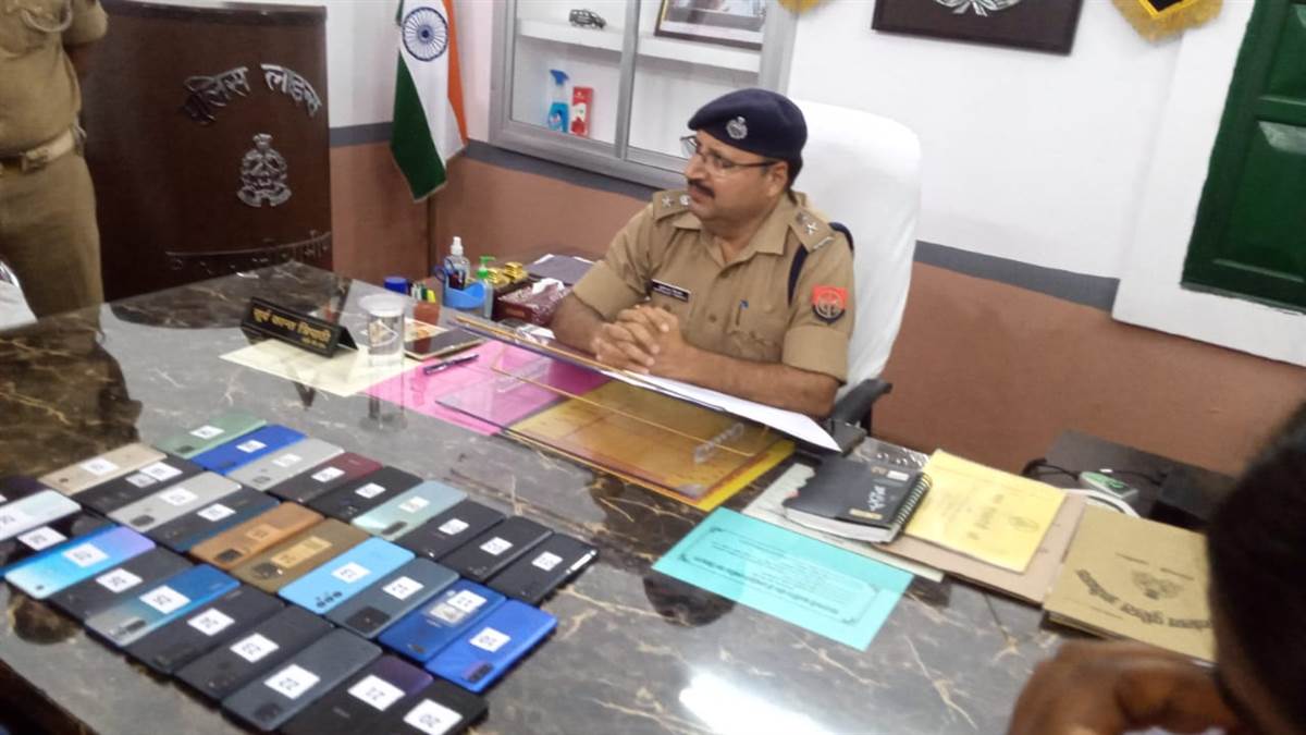 varanasi police rural police of district recovered more than 30 lost mobile phones and handed them over tor espective owners