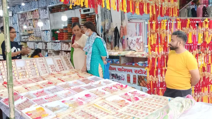 Raksha Bandhan 2022: विकासनगर बाजार में रक्षाबंधन के लिए राखियां खरीदतीं महिलाएं। जागरण