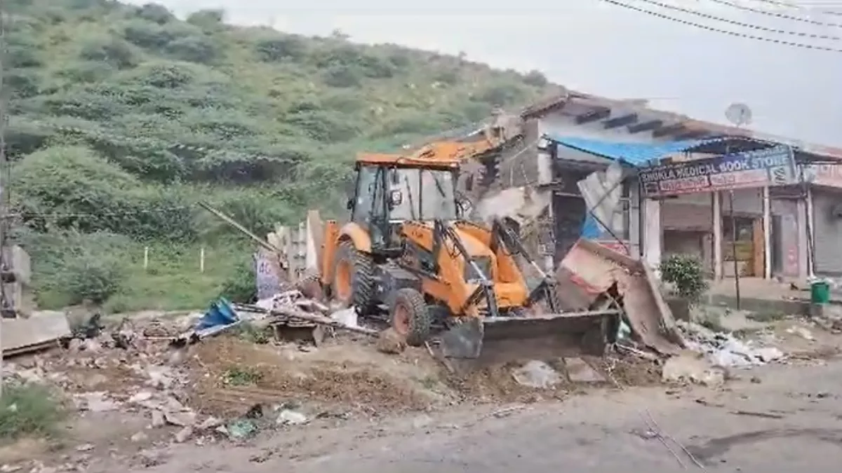 Nuh Violence Update: नूंह में दूसरे दिन भी अवैध कब्जों पर चला बुलडोजर, 45 दुकानें ध्वस्त; 2.5 एकड़ जमीन कराई गई खाली