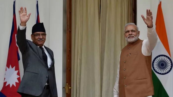 नेपाल के प्रधानमंत्री पुष्प कमल दहल 'प्रचंड' (बाएं) और भारतीय प्रधानमंत्री नरेन्द्र मोदी (दाएं) (फाइल फोटो)