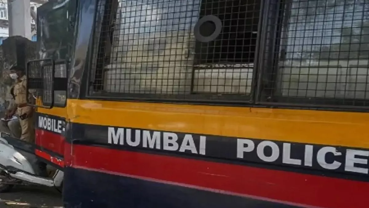 Mumbai: घरेलू और इंटरनेशनल एयरपोर्ट को बम से उड़ाने की धमकी, एजेंसियां  अलर्ट; जांच में जुटी पुलिस - Mumbai Police receives threat call to blow up  Domestic International Airports