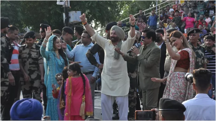 सनी देओल ने अटारी बॉर्डर पर देखी बीटिंग रिट्रीट सेरेमनी (फोटो- जागरण)
